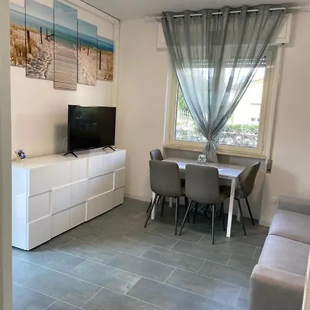Appartamento Completamente Rinnovato, Con Giardino, A 100 Mt Dal Mare Marina di Massa Exterior foto