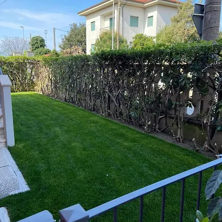 Appartamento Completamente Rinnovato, Con Giardino, A 100 Mt Dal Mare Marina di Massa Exterior foto