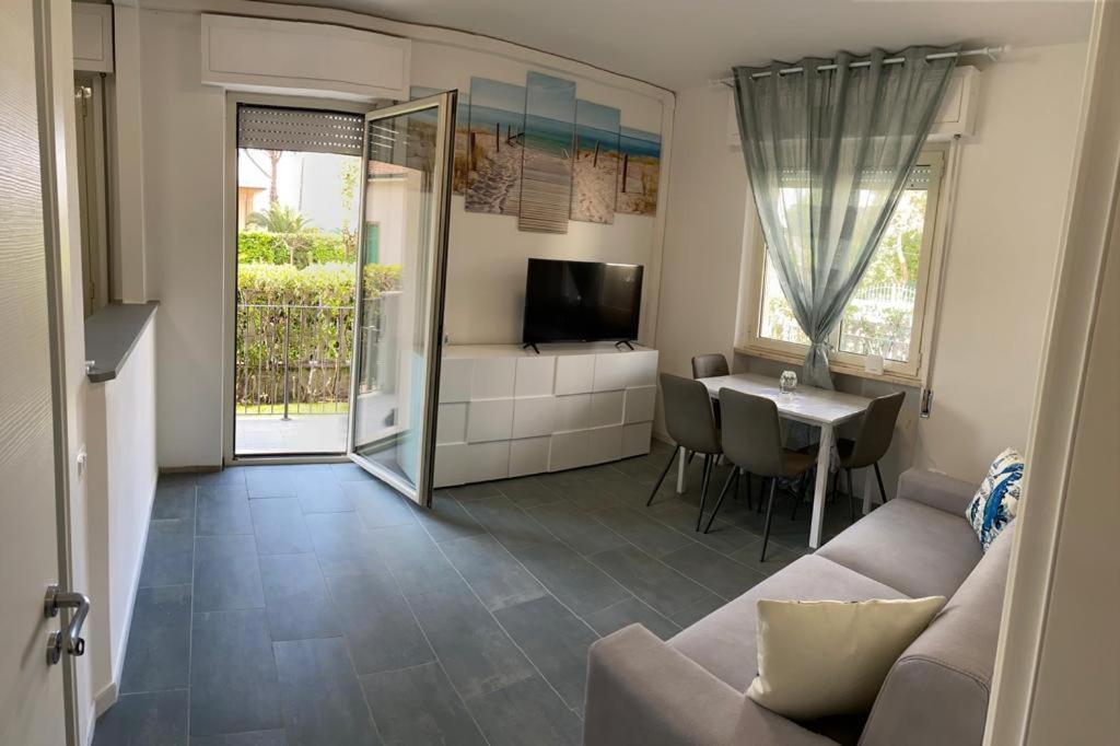 Completamente Rinnovato, Con Giardino, A 100 Mt Dal Mare Apartment