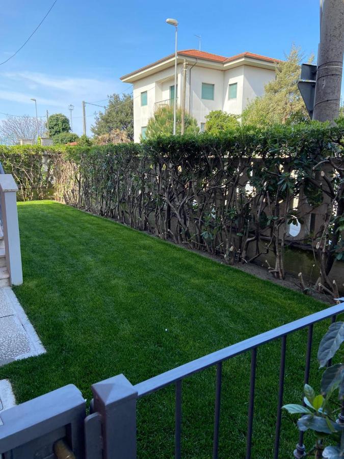 Completamente Rinnovato, Con Giardino, A 100 Mt Dal Mare Marina di Massa
