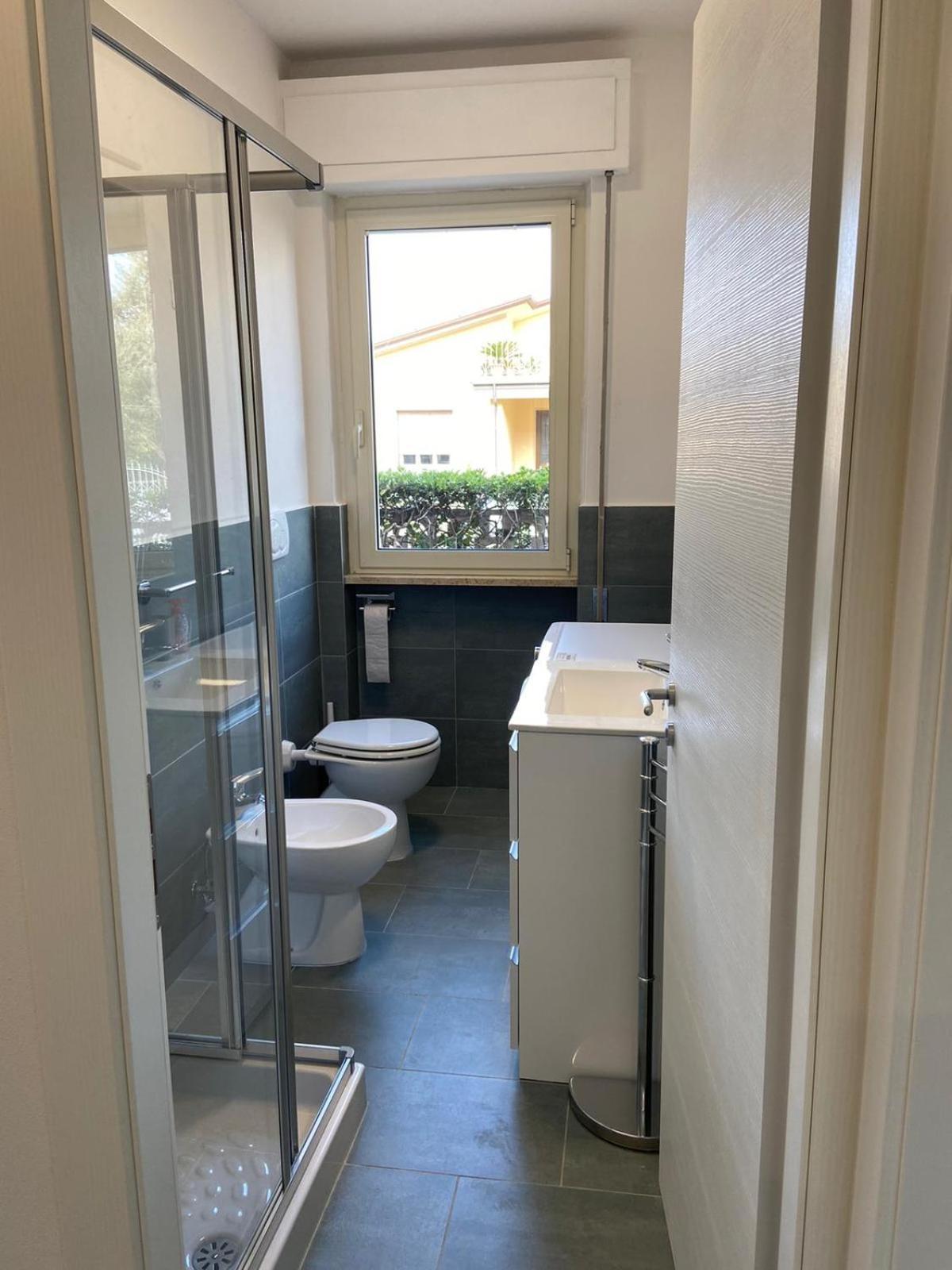Completamente Rinnovato, Con Giardino, A 100 Mt Dal Mare *